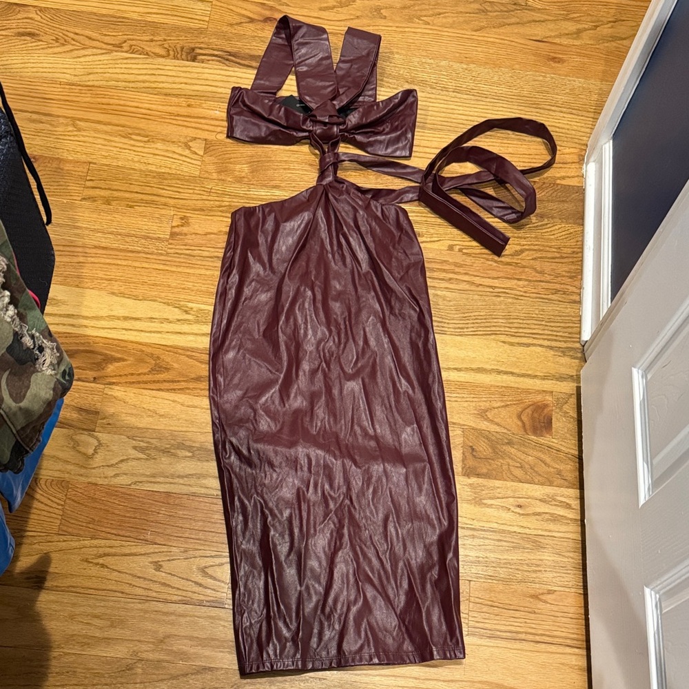SO TEA 🍵😍 Burgundy Halter Midi Dress